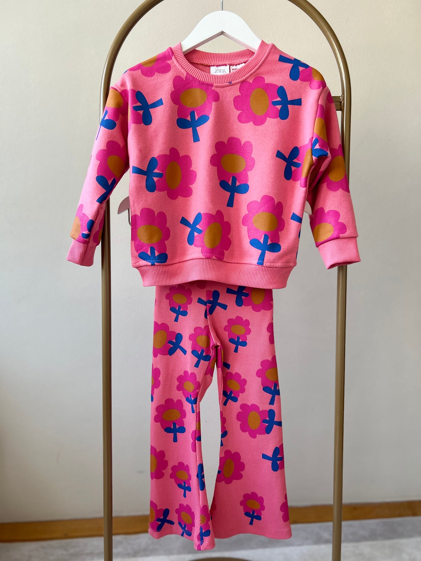 kırmızı çiçekli ispanyol takım