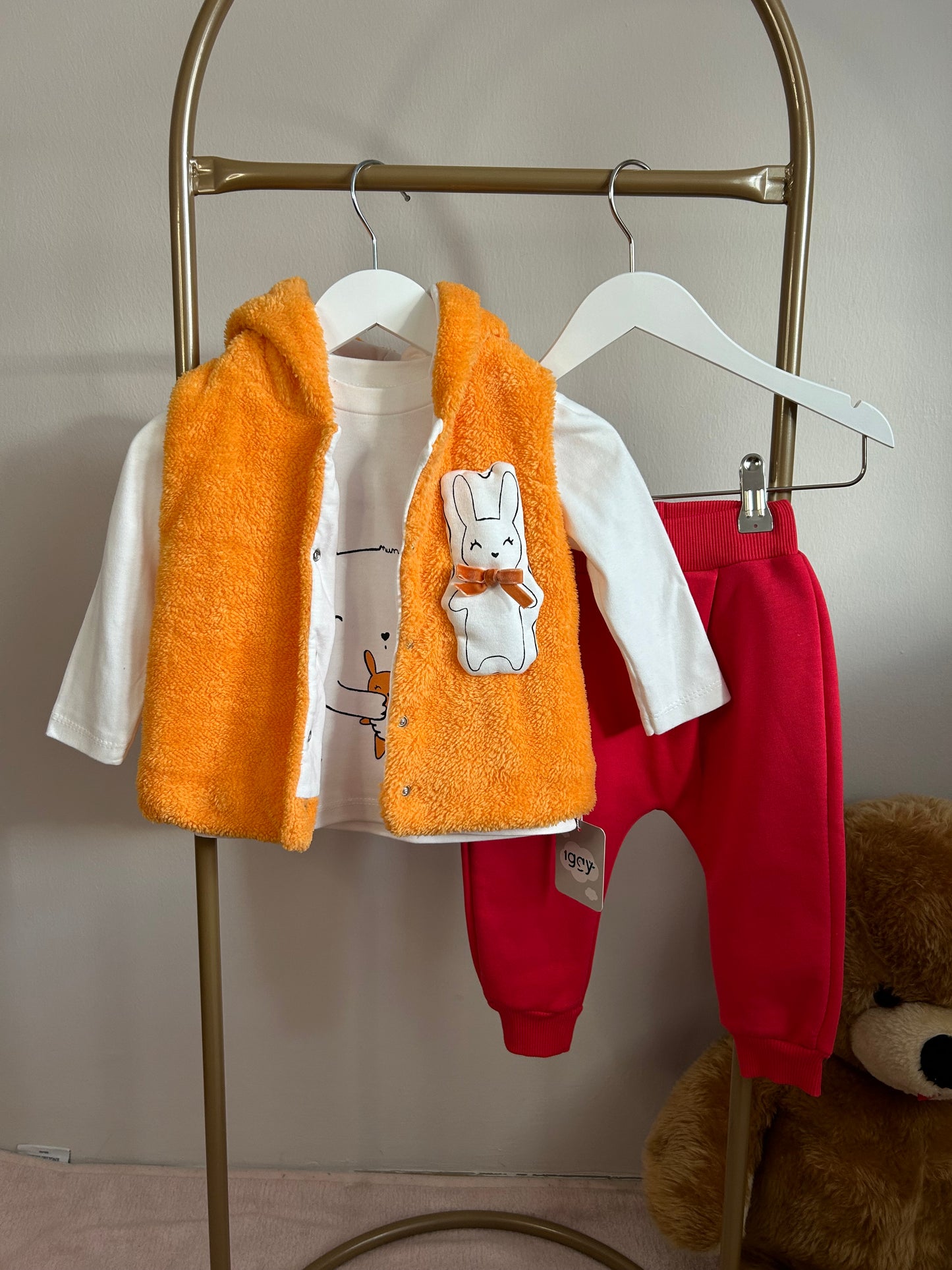 Peluş yelekli tavşan kız bebek takım