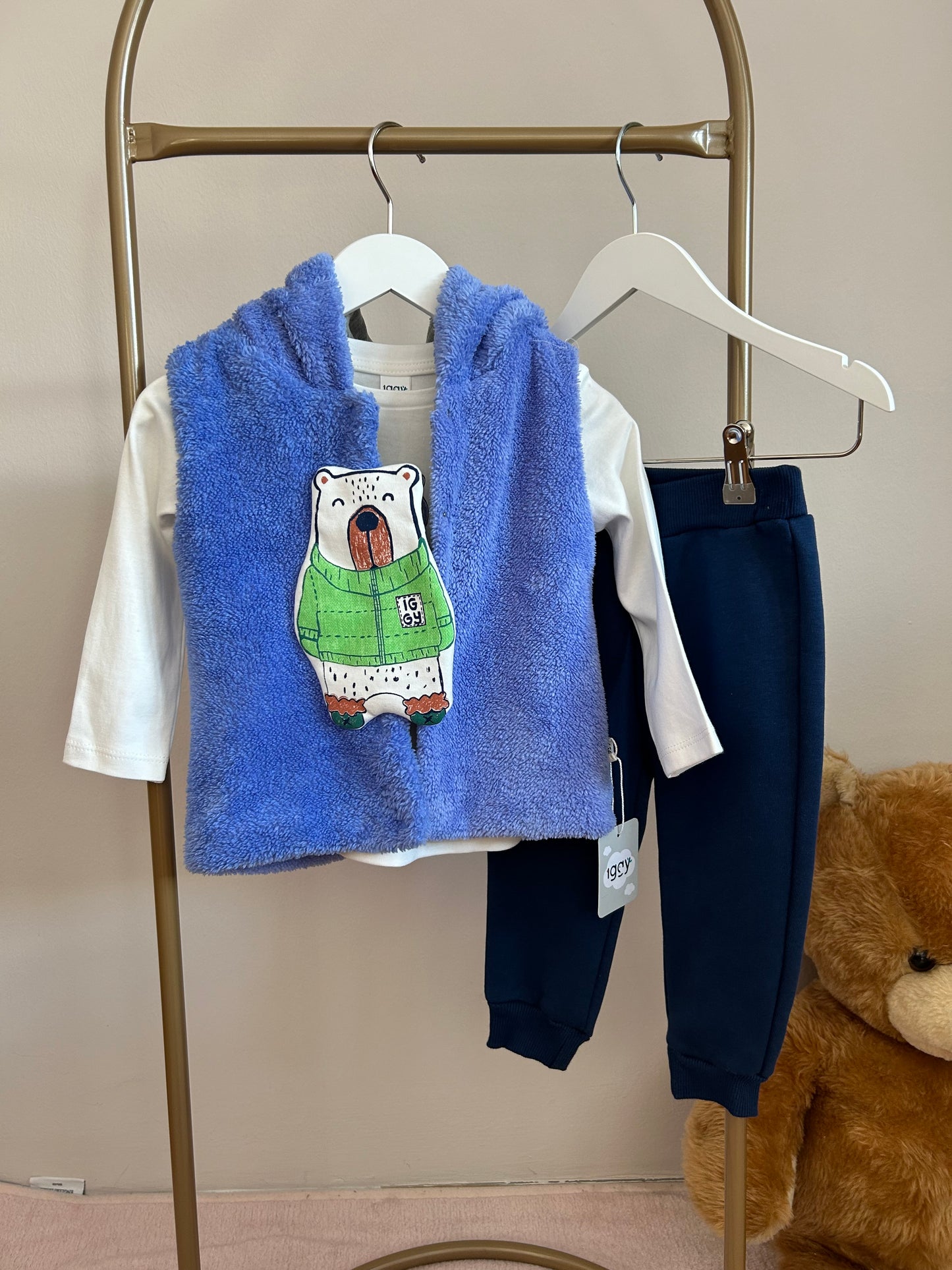 Mavi peluş yelekli takım