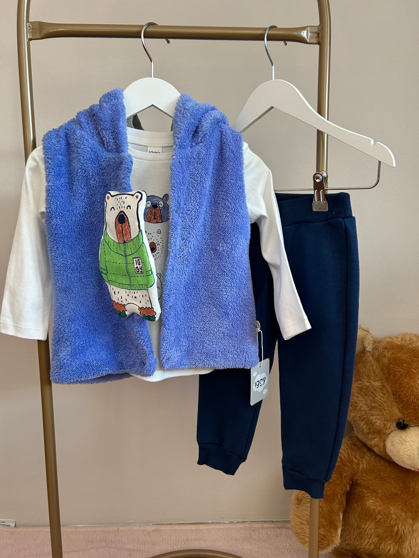 Mavi peluş yelekli takım
