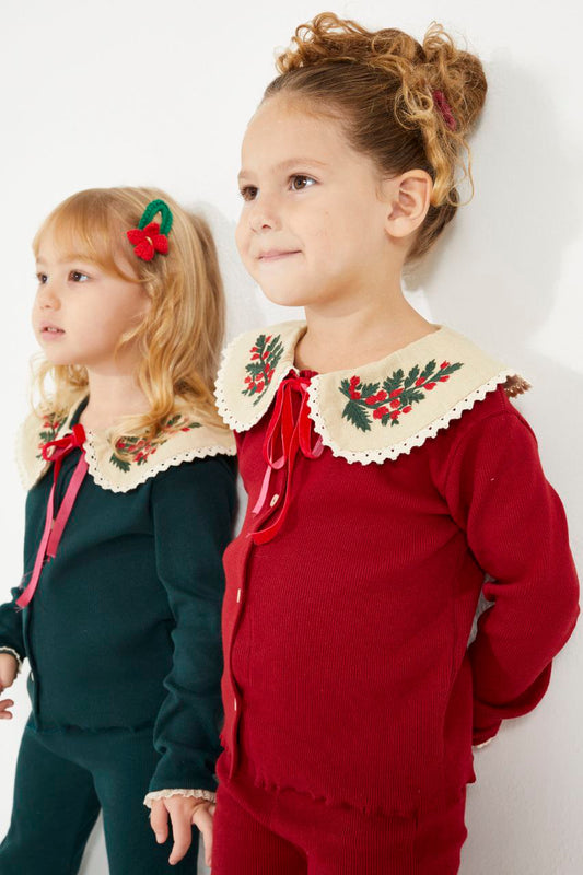 Yaka detaylı kırmızı takım