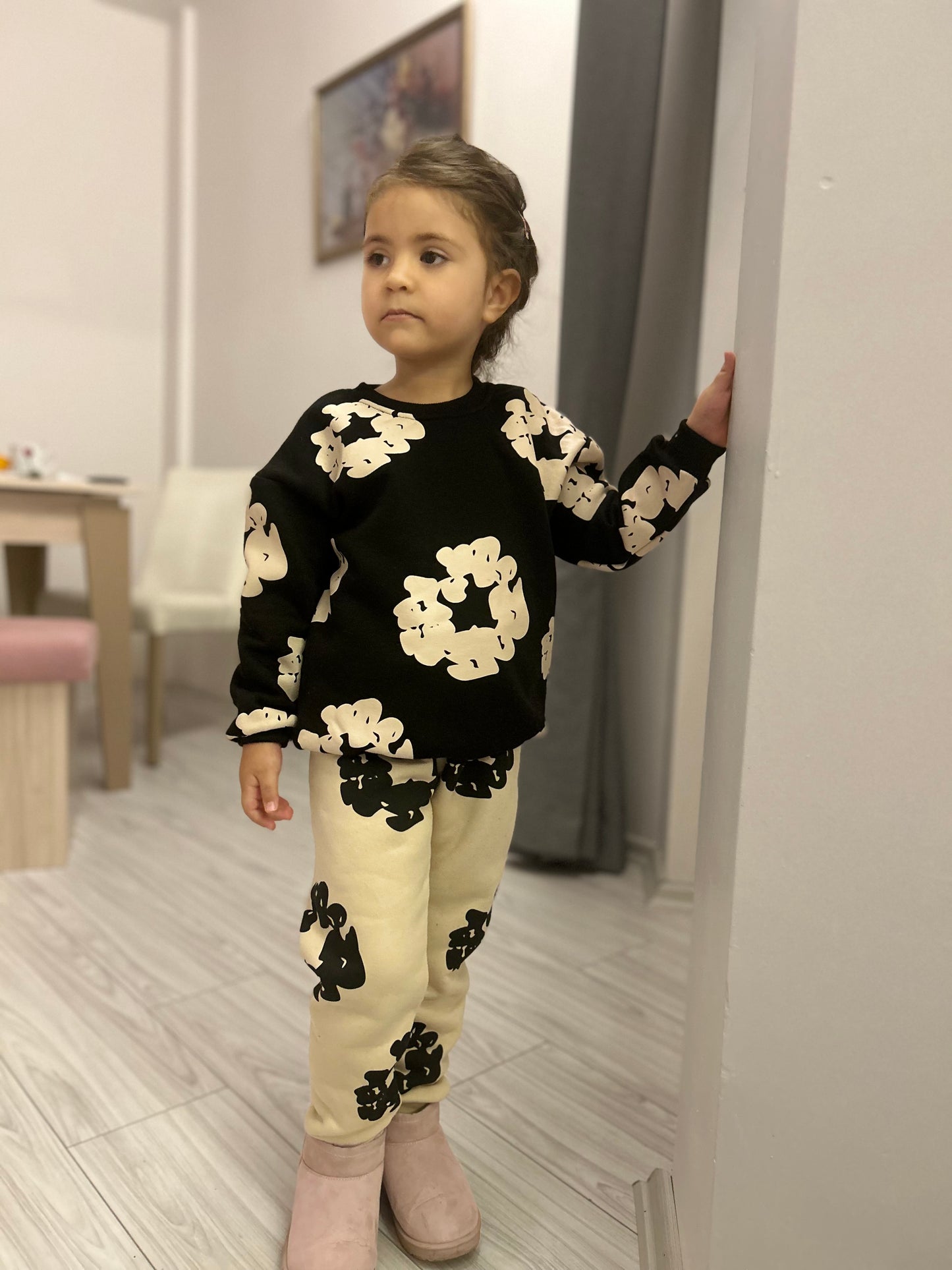 Siyah-krem çicek baskılı şardonlu kız çocuk takım