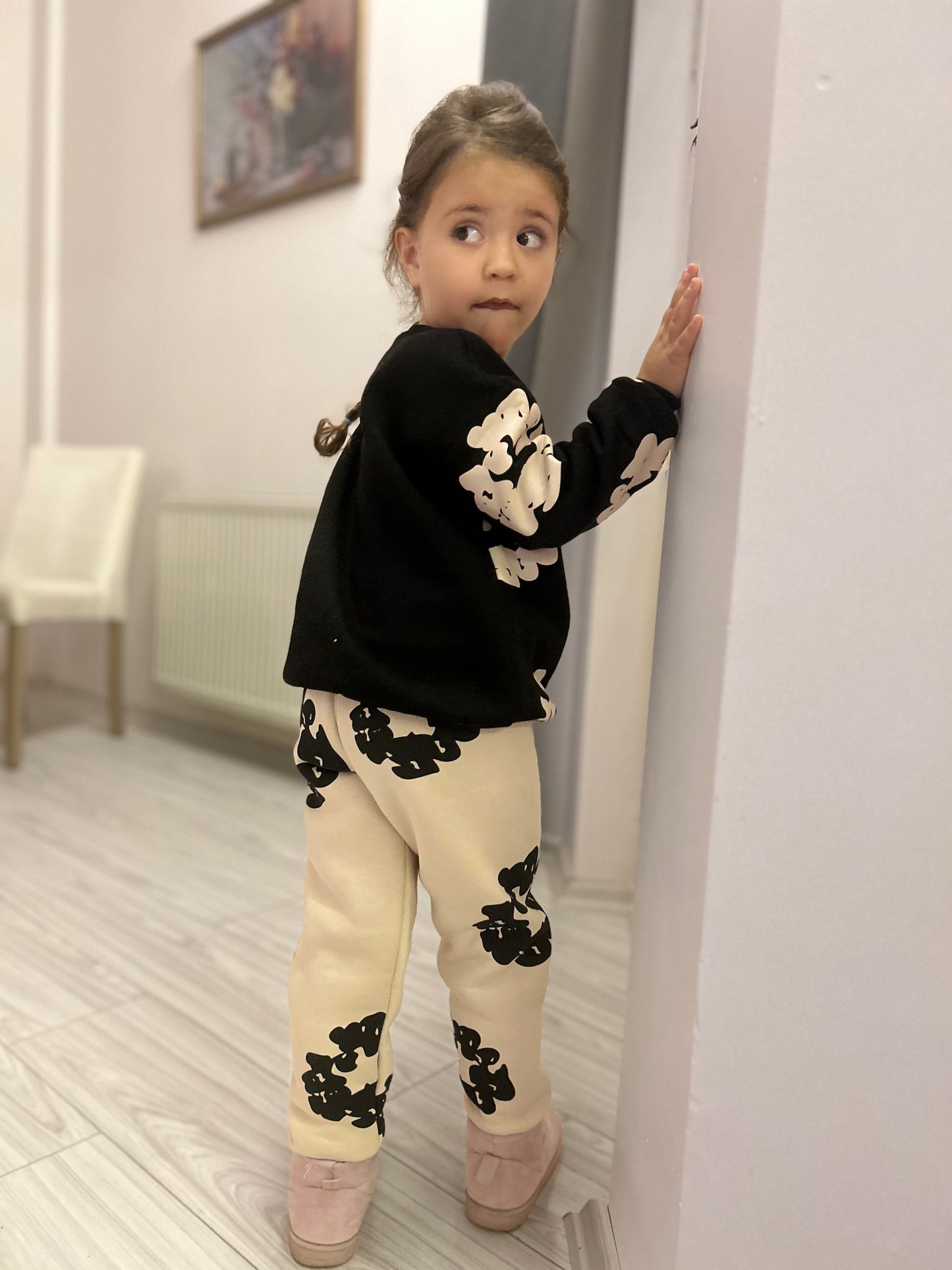 Siyah-krem çicek baskılı şardonlu kız çocuk takım