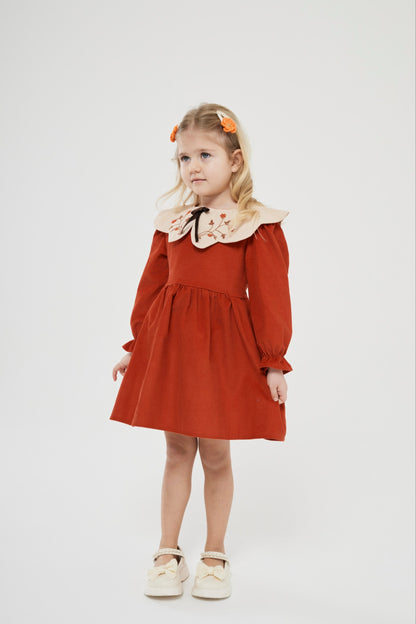 Kadife yaka detaylı turuncu elbise