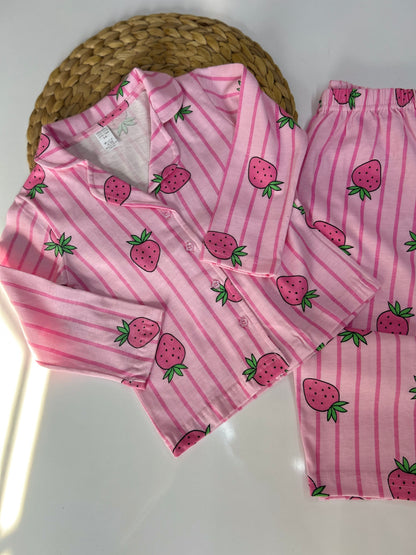 Çilek baskılı düğmeli pijama takımı