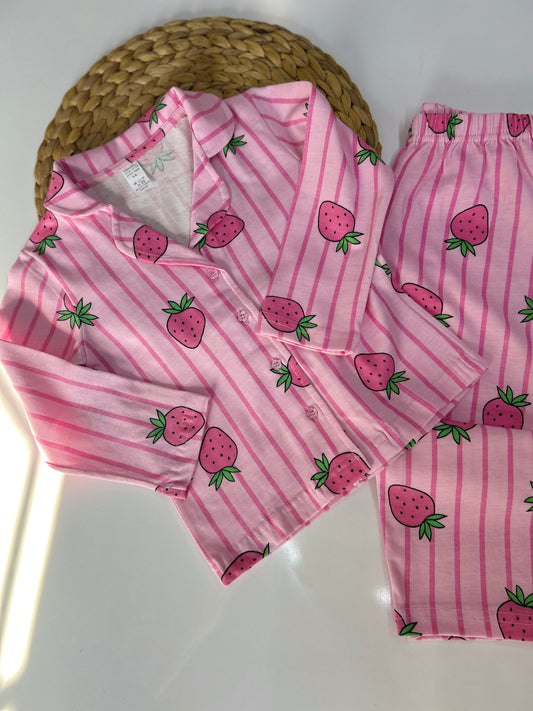 Çilek baskılı düğmeli pijama takımı