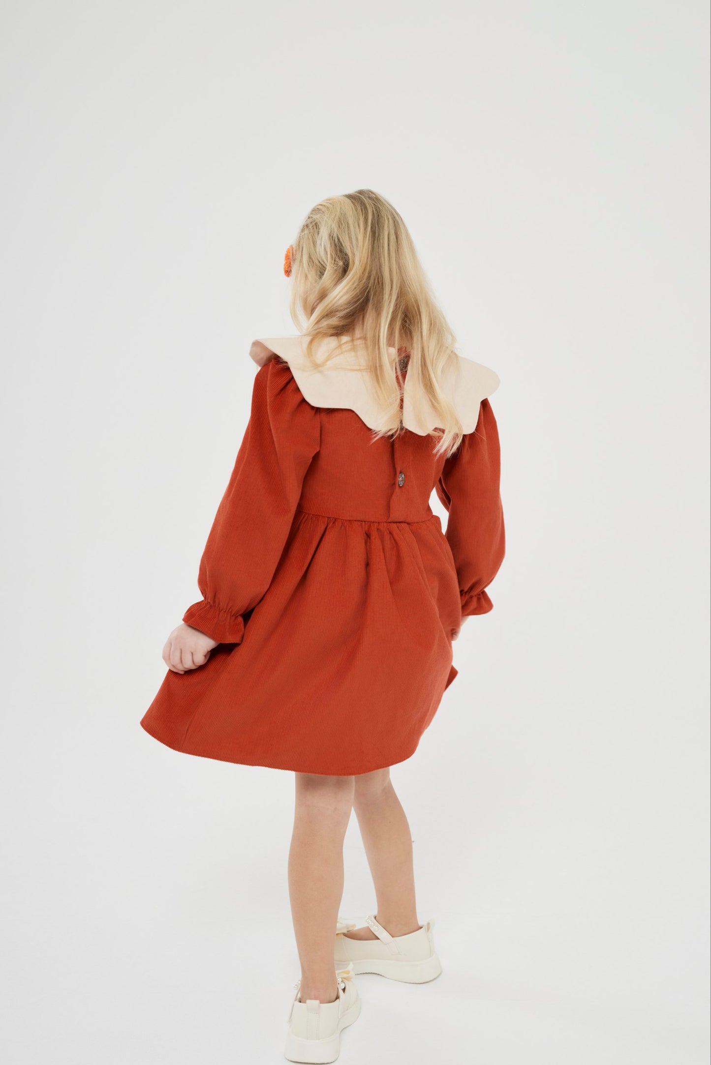 Kadife yaka detaylı turuncu elbise