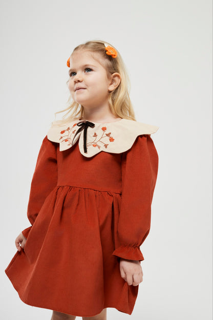 Kadife yaka detaylı turuncu elbise