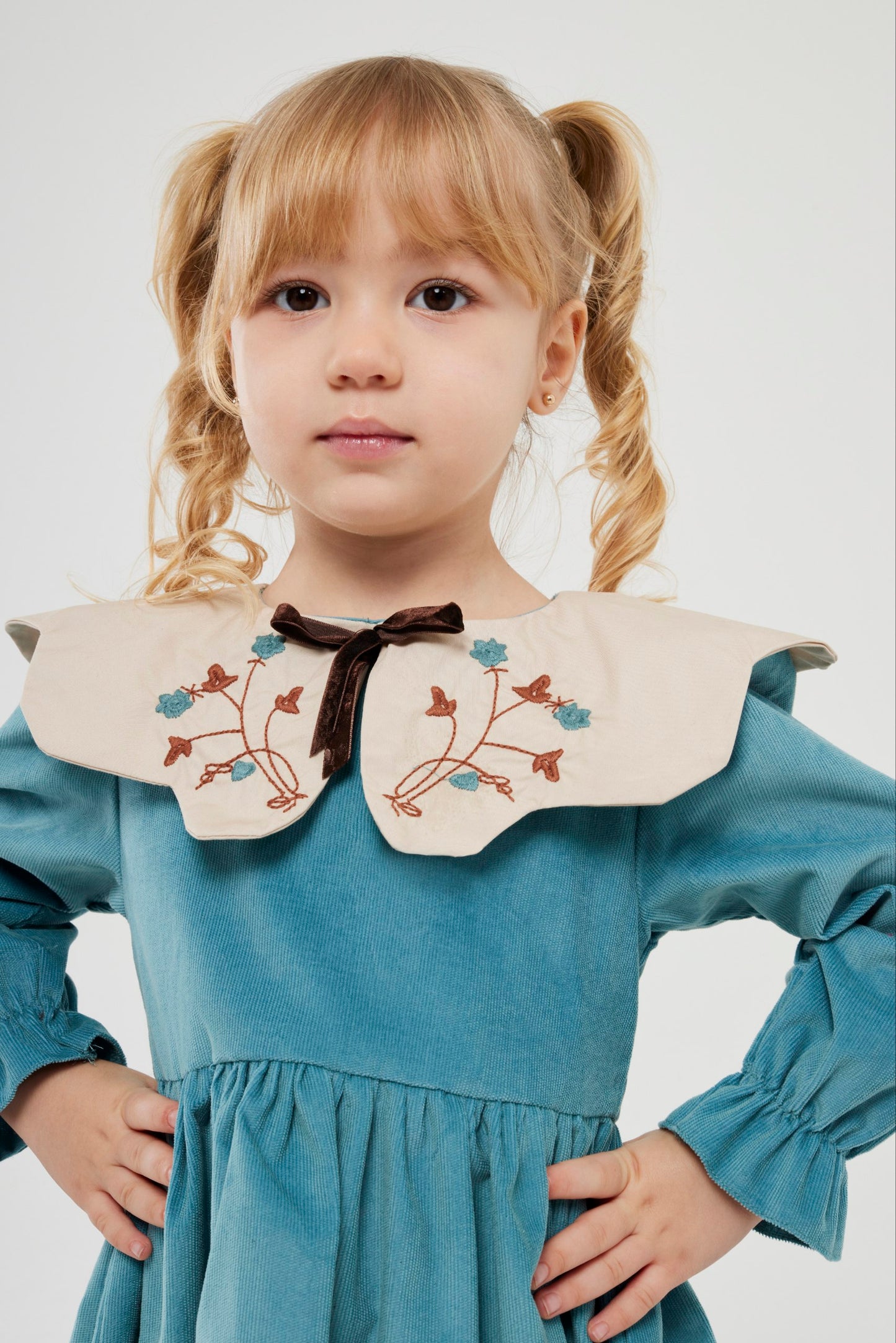 Turkuaz yakalı kadife elbise