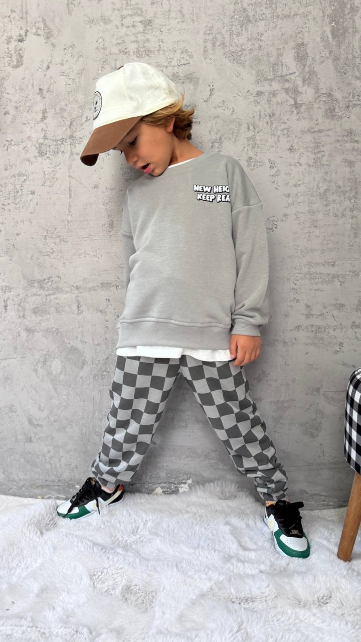 Gri kareli erkek çocuk takım