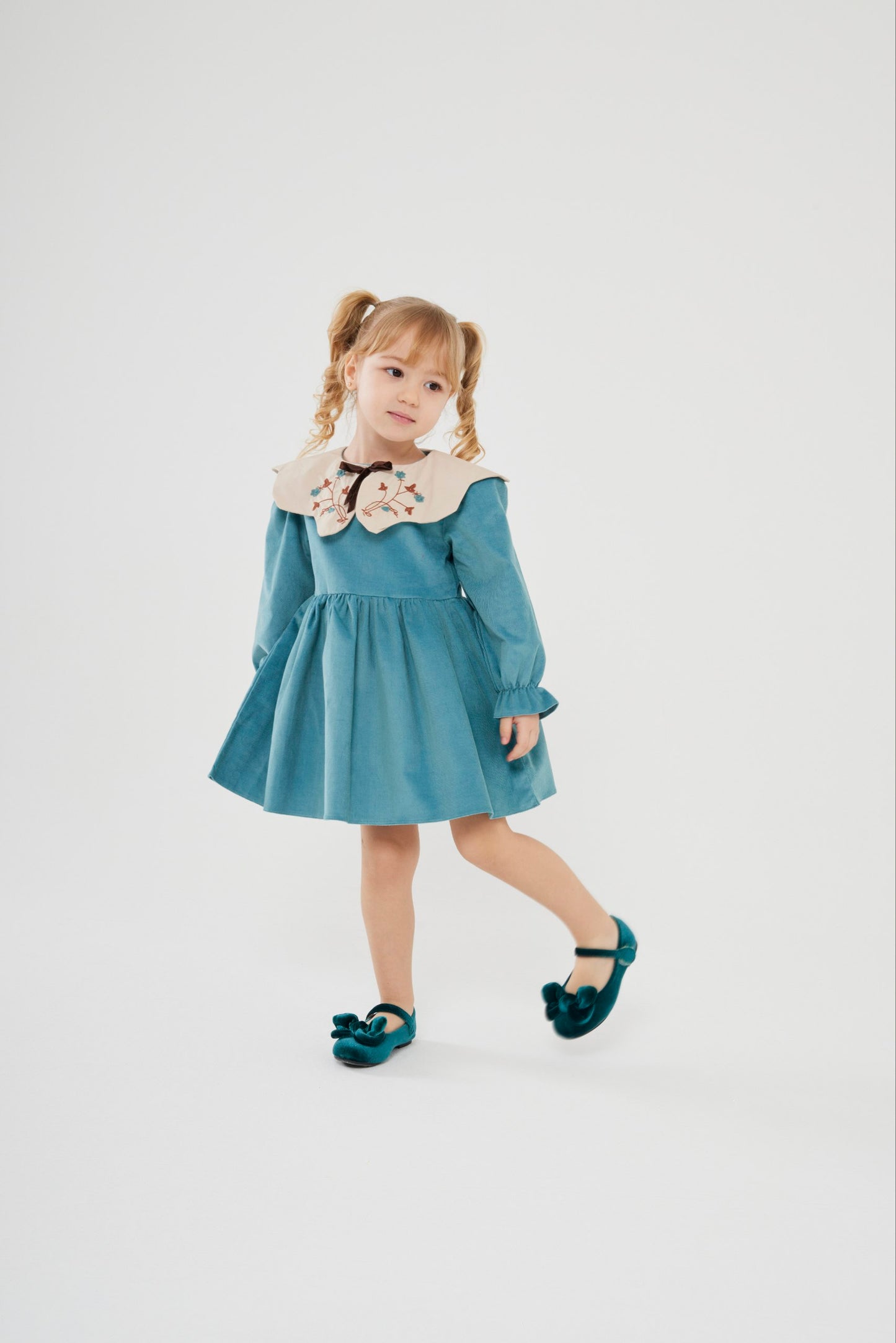 Turkuaz yakalı kadife elbise