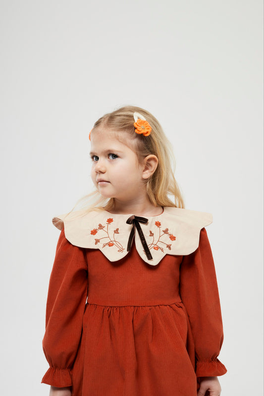 Kadife yaka detaylı turuncu elbise