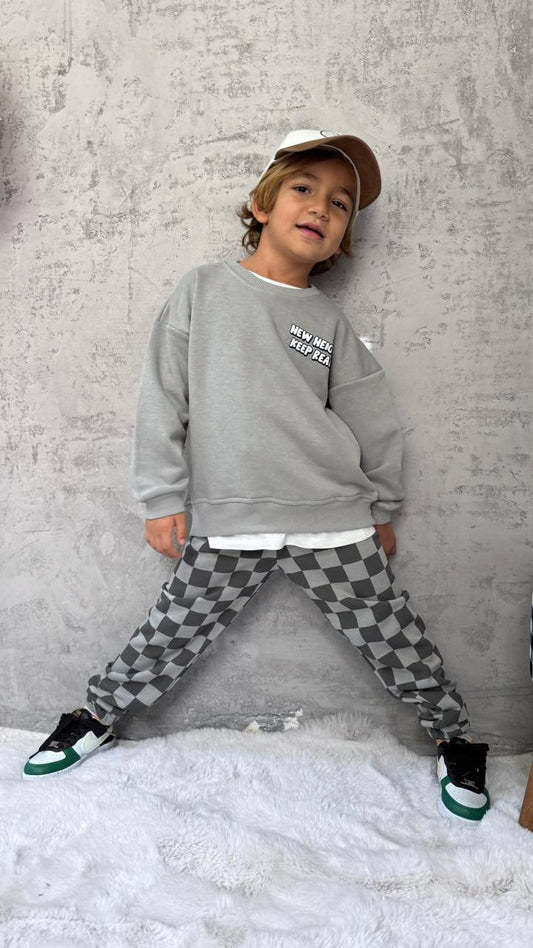 Gri kareli erkek çocuk takım