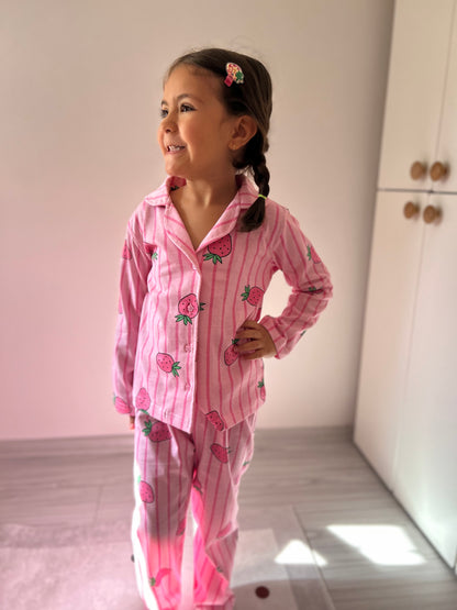 Çilek baskılı düğmeli pijama takımı