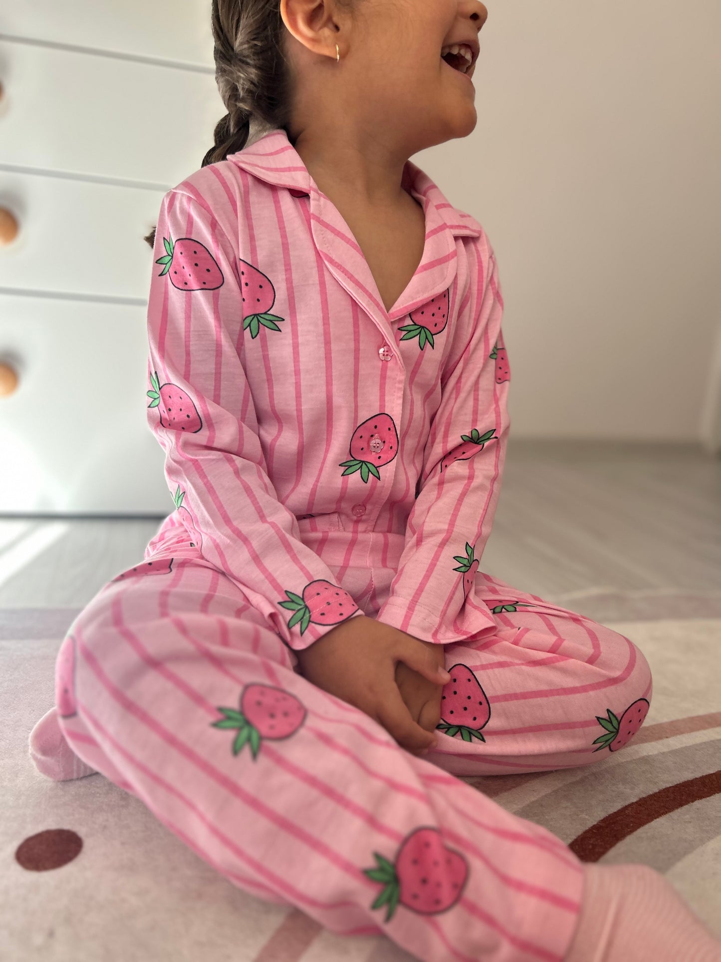 Çilek baskılı düğmeli pijama takımı
