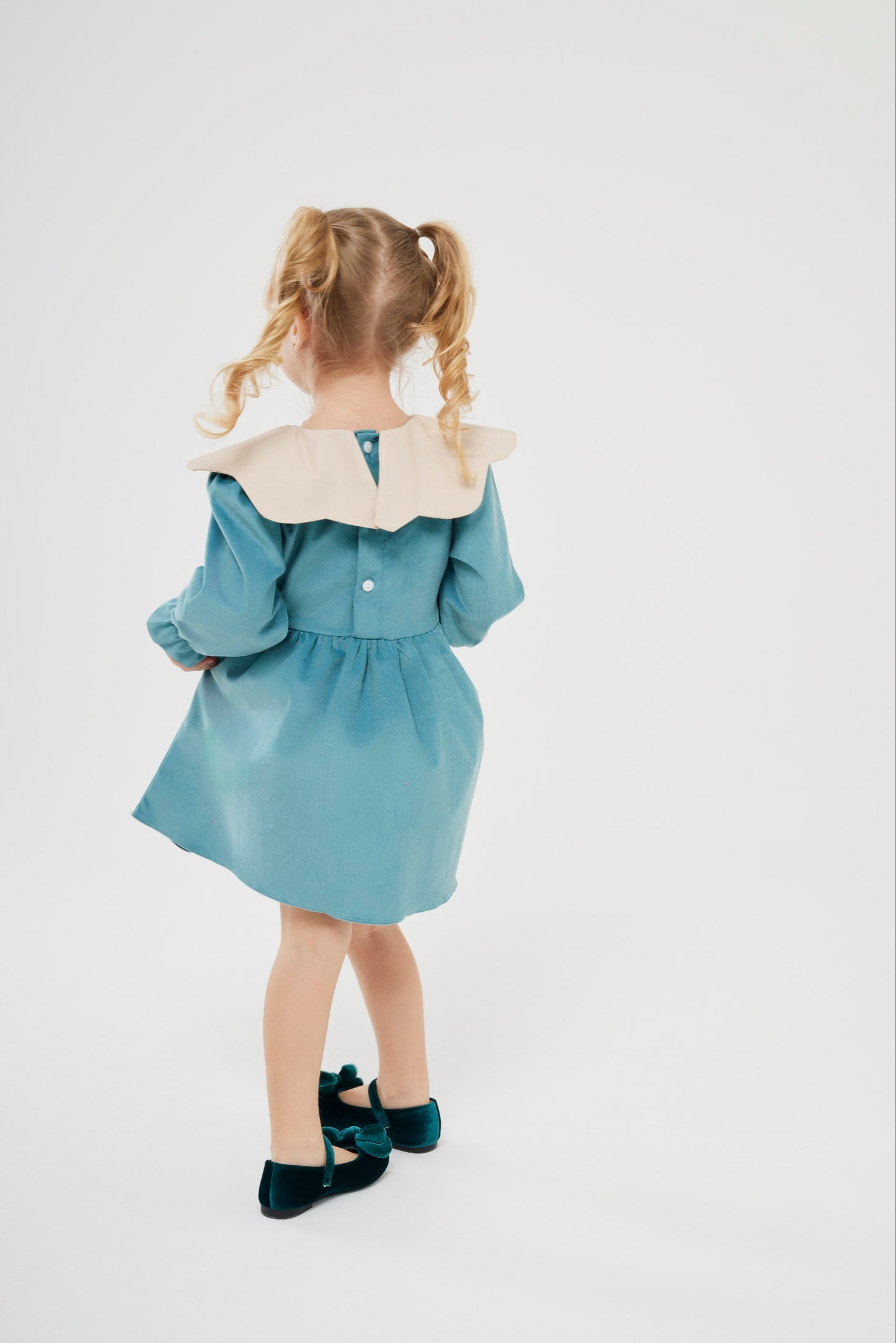 Turkuaz yakalı kadife elbise