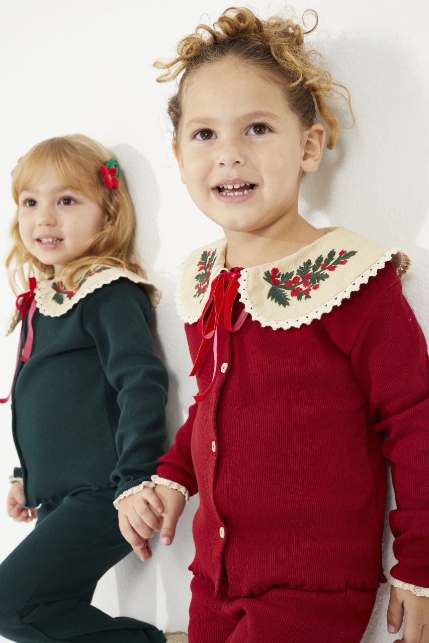 Yaka detaylı kırmızı takım