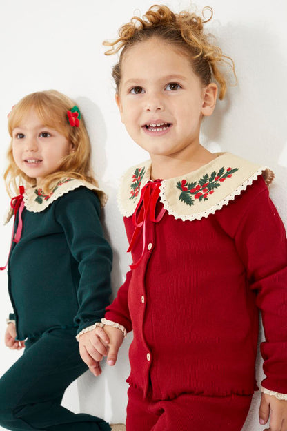 Yaka detaylı kırmızı takım