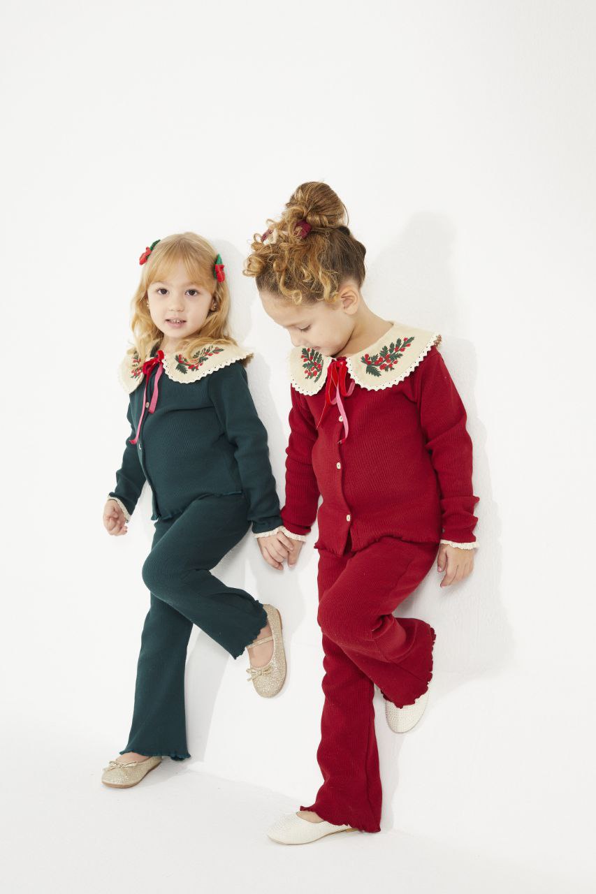 Yaka detaylı kırmızı takım