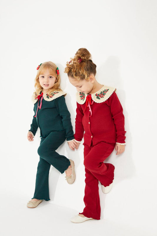 Yaka detaylı kırmızı takım