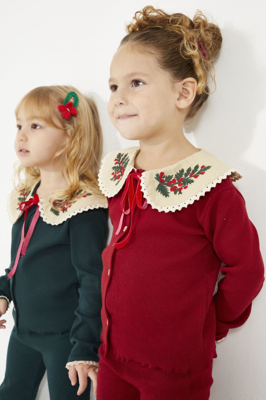 Yaka detaylı kırmızı takım