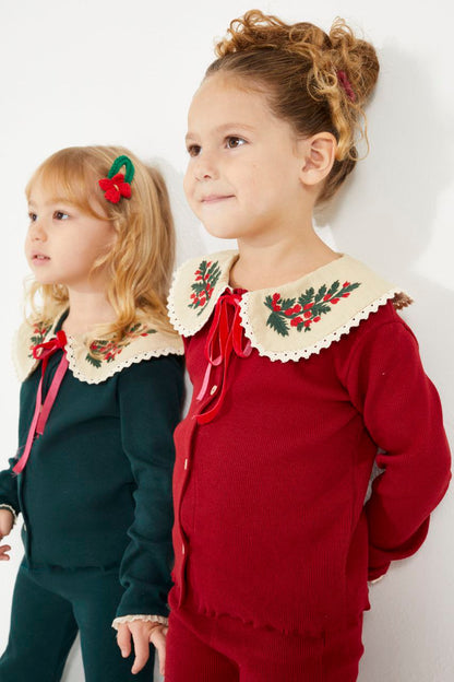 Yaka detaylı kırmızı takım