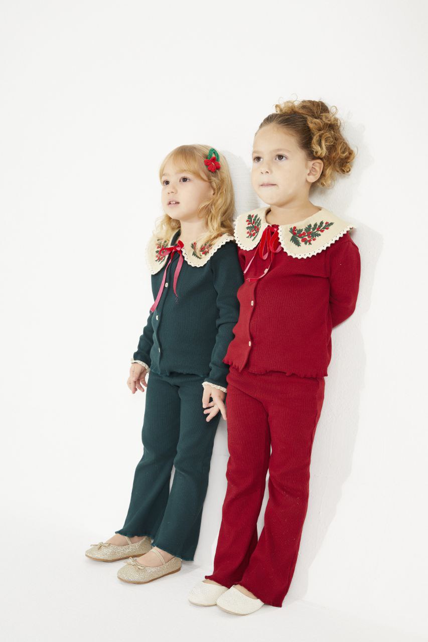 Yaka detaylı kırmızı takım