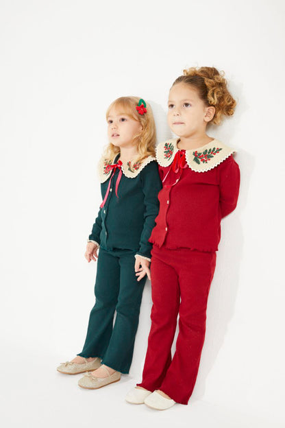 Yaka detaylı kırmızı takım